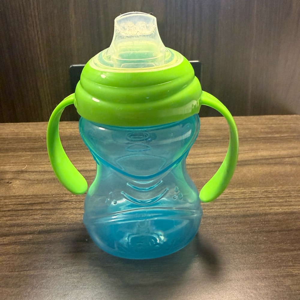 Lot of 6 Assorted Color Toddler Sippy Cup Set with Handles and Straw Lids - Picture 2 of 7